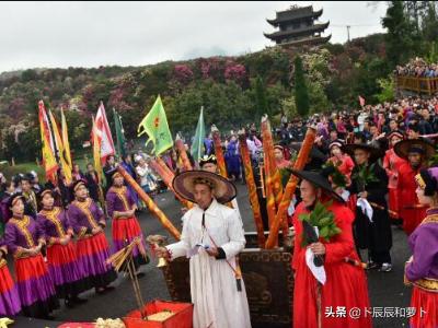 貴州民族在分布，語(yǔ)言文字，文化及宗教信仰方面的主要特特點(diǎn)？
